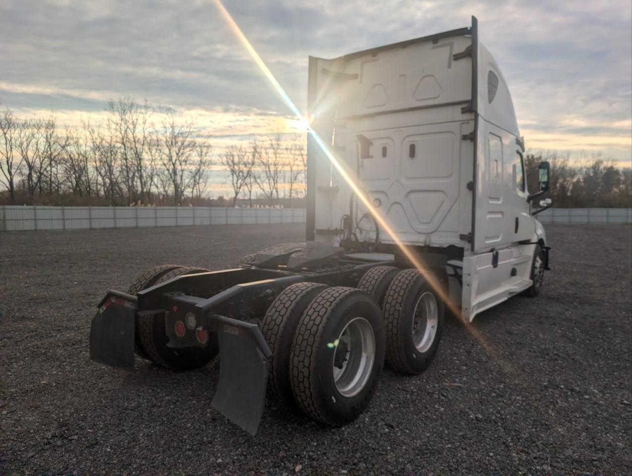Lot #3291300457 2018 FREIGHTLINER CASCADIA 1