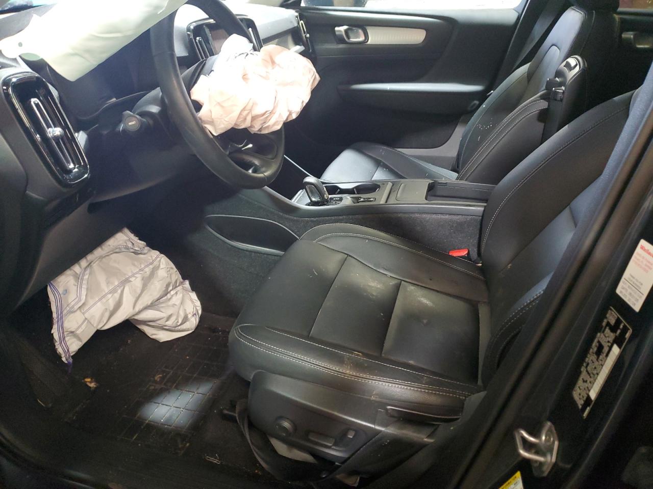 VOLVO XC40 T4 MOMENTUM