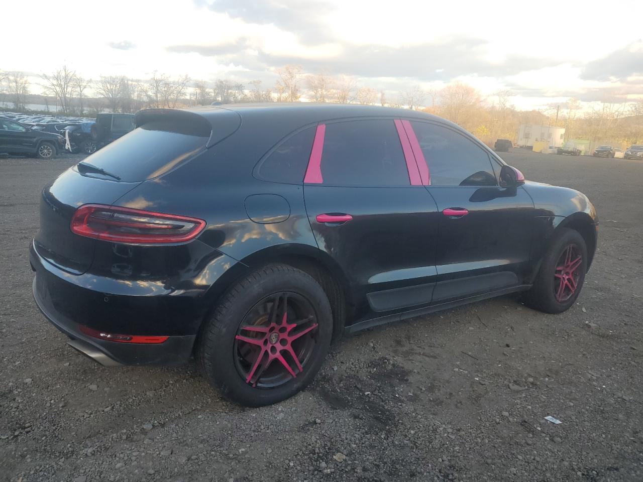 PORSCHE MACAN