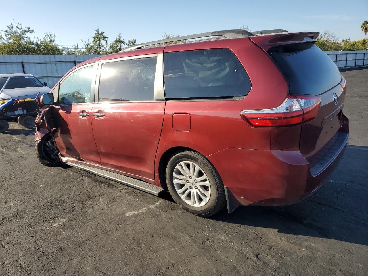 Lot #3317025083 2017 TOYOTA SIENNA XLE