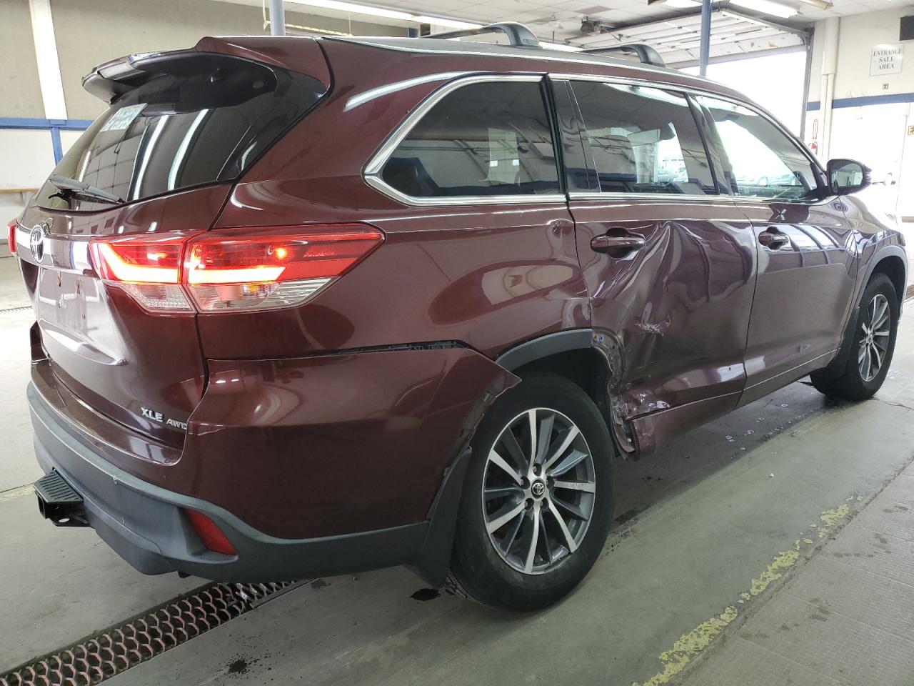 Lot #3317083979 2017 TOYOTA HIGHLANDER