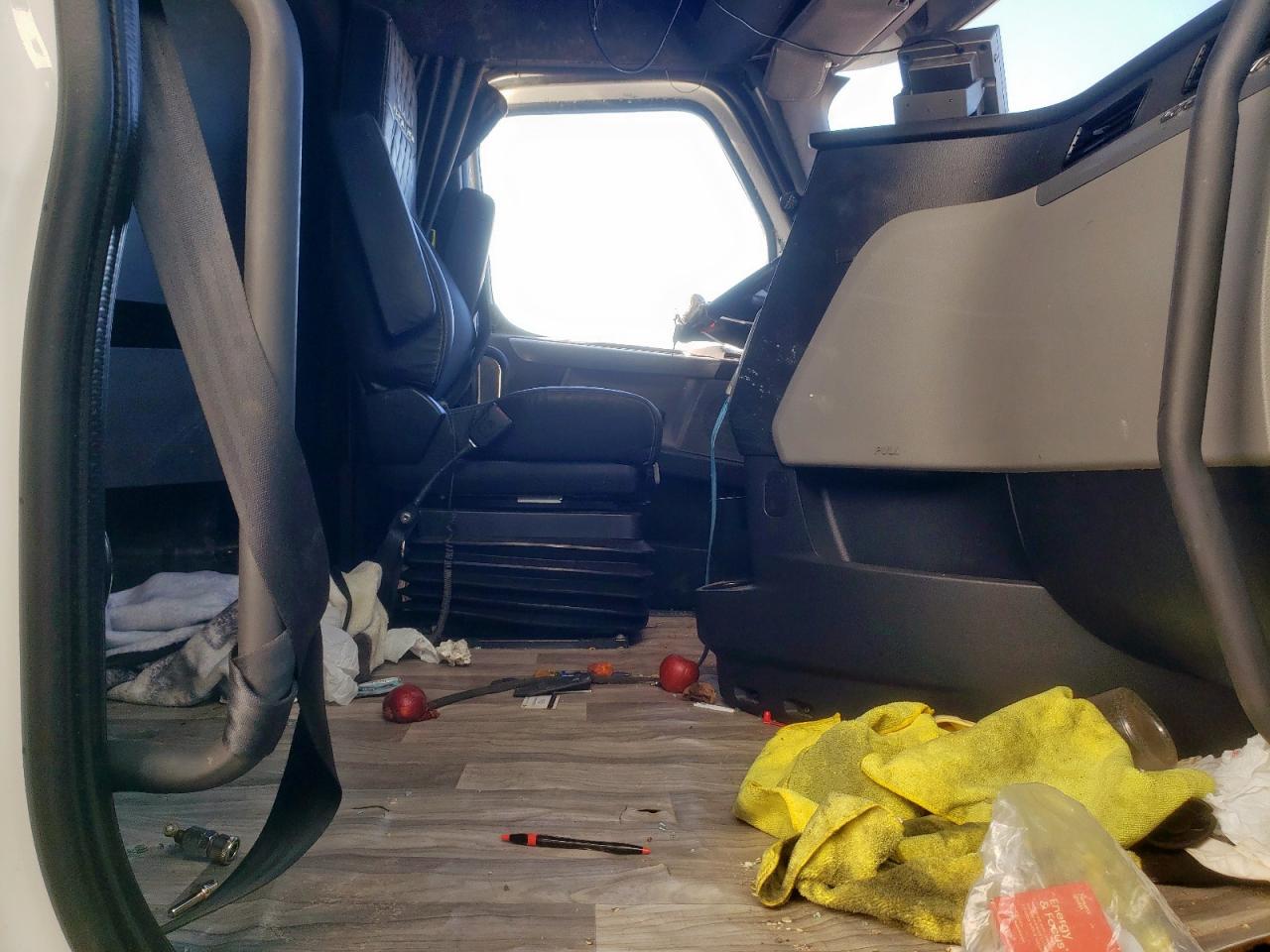 Lot #3301618639 2022 FREIGHTLINER CASCADIA 1