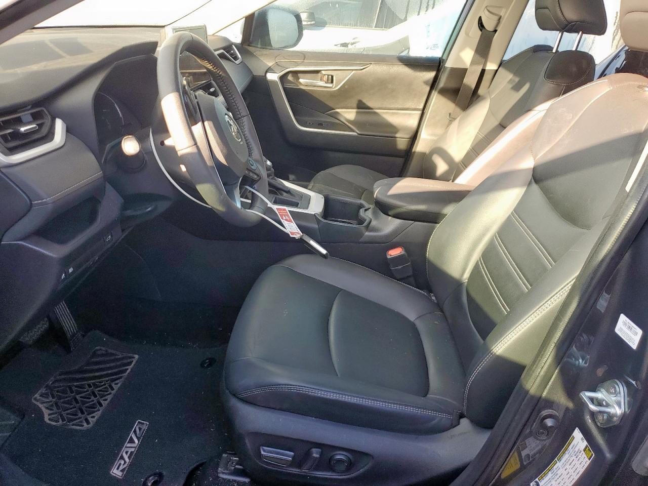 TOYOTA RAV4 XLE PREMIUM