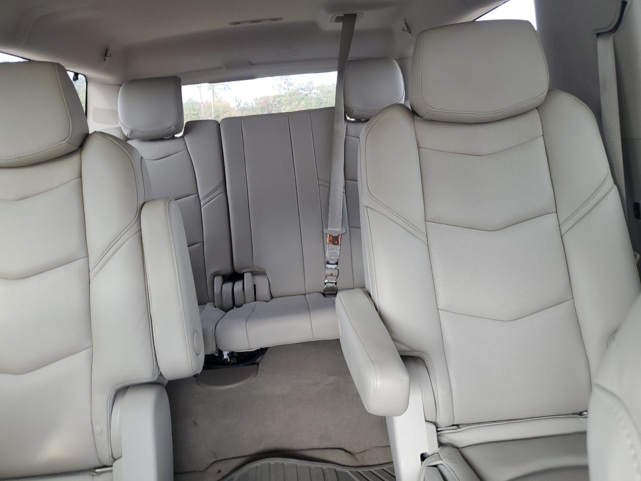 CADILLAC ESCALADE ESV LUXURY