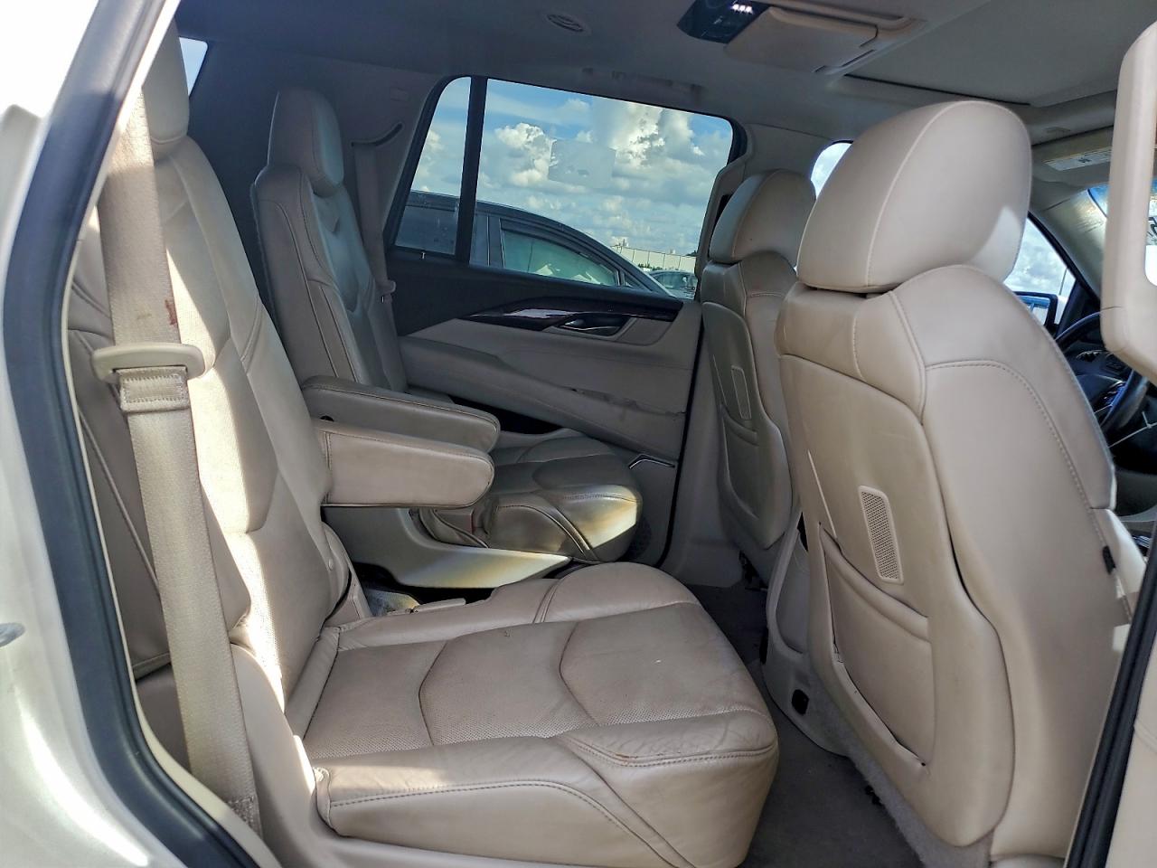 CADILLAC ESCALADE LUXURY