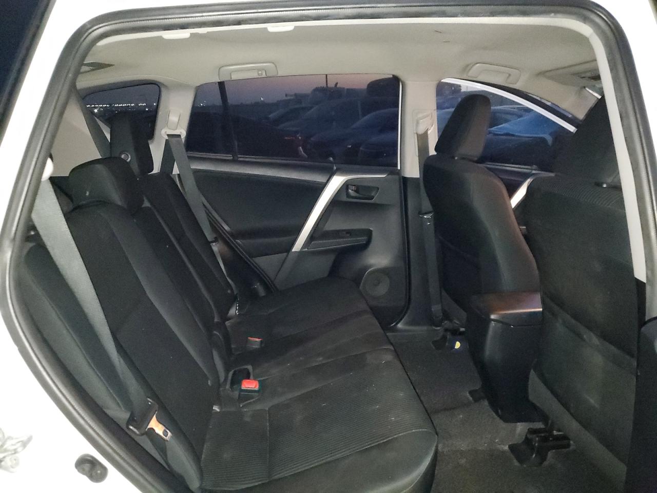 Toyota RAV4 Le Image 11