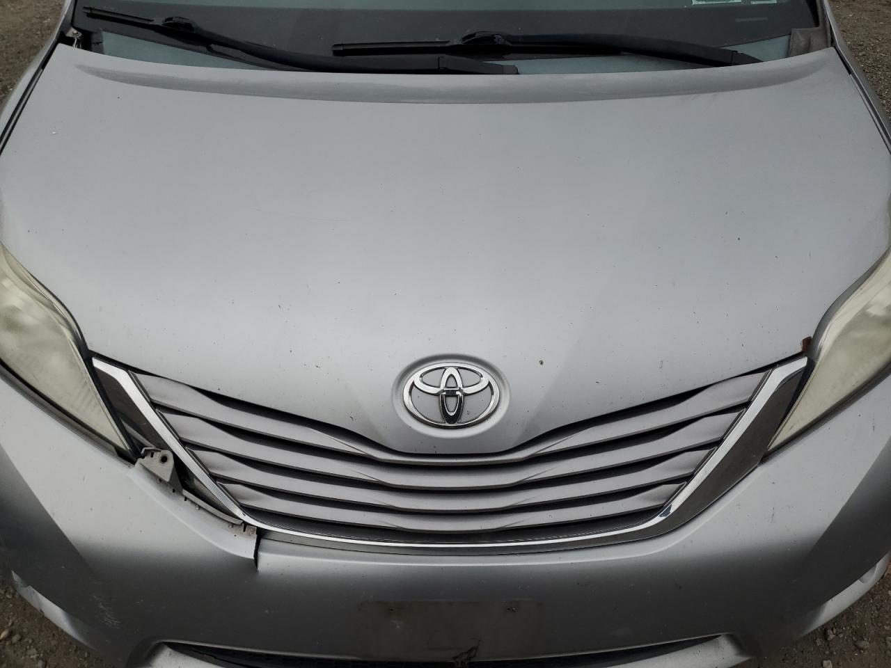 TOYOTA SIENNA XLE