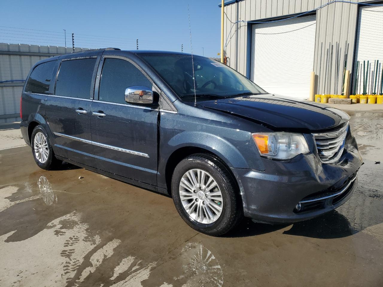 CHRYSLER TOWN & COUNTRY TOURING L