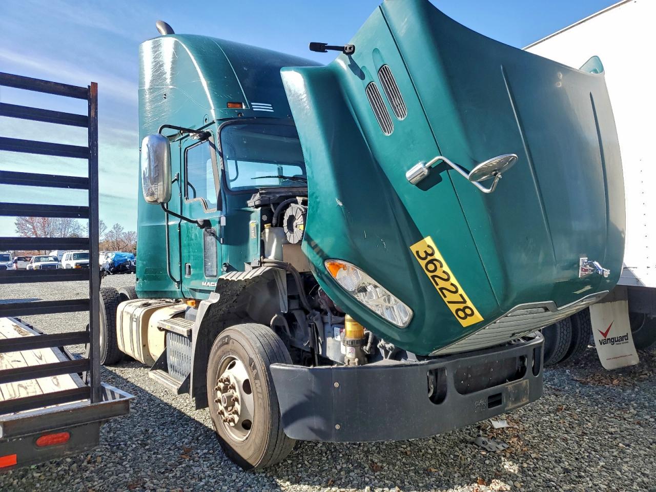 Lot #3302730044 2017 MACK 600 CXU600