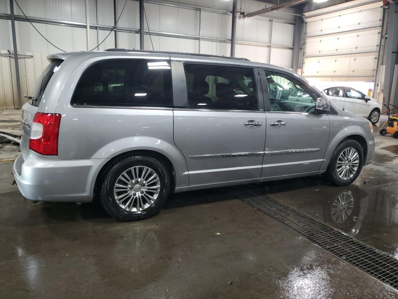 CHRYSLER TOWN & COUNTRY TOURING L