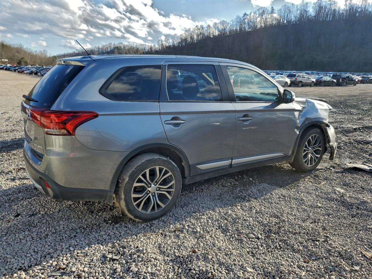 MITSUBISHI OUTLANDER SE