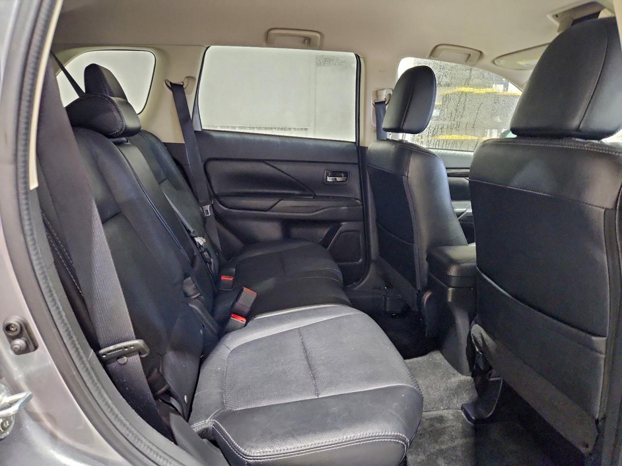 MITSUBISHI OUTLANDER SE