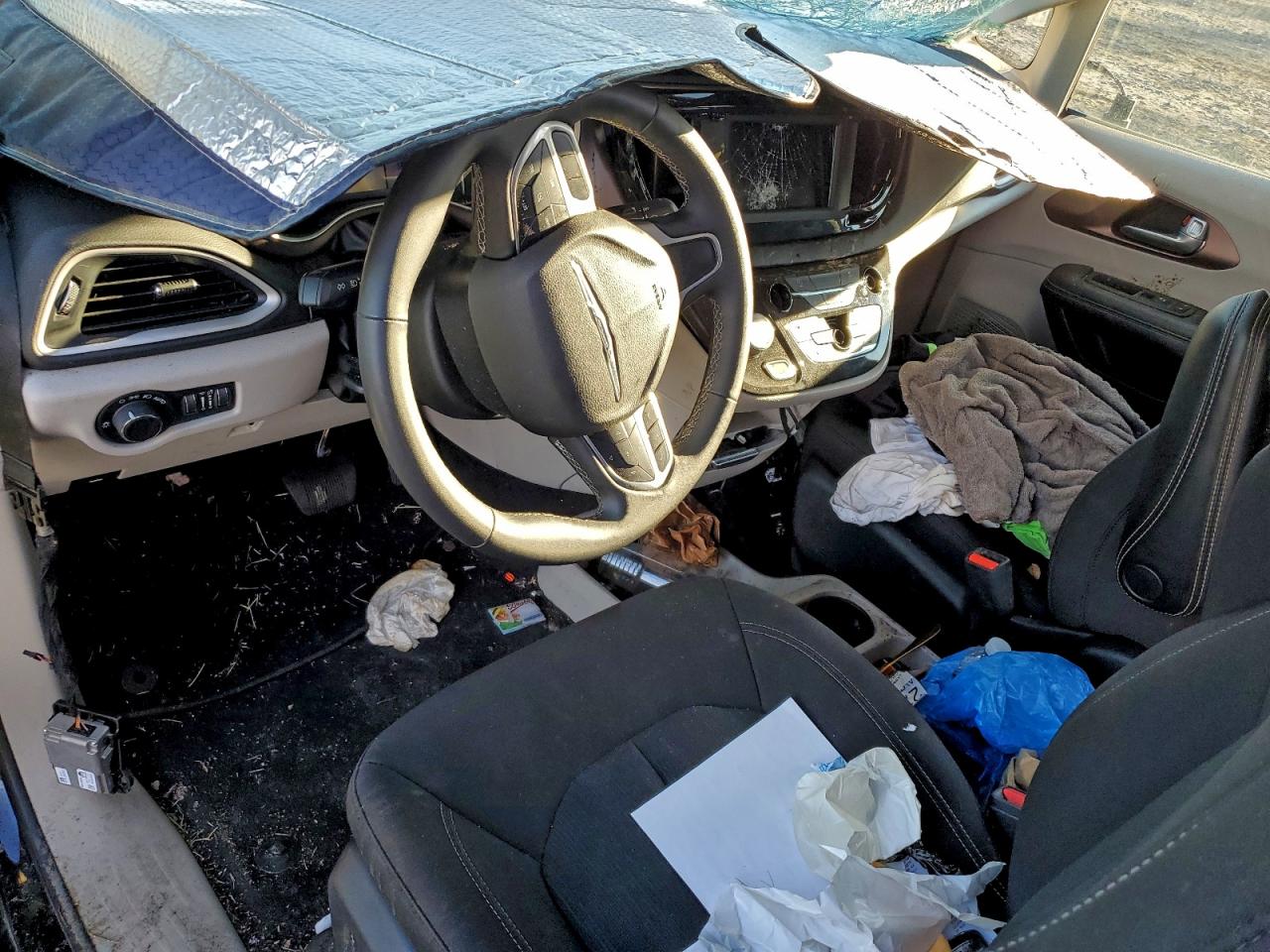 Lot #3303689046 2024 CHRYSLER VOYAGER LX