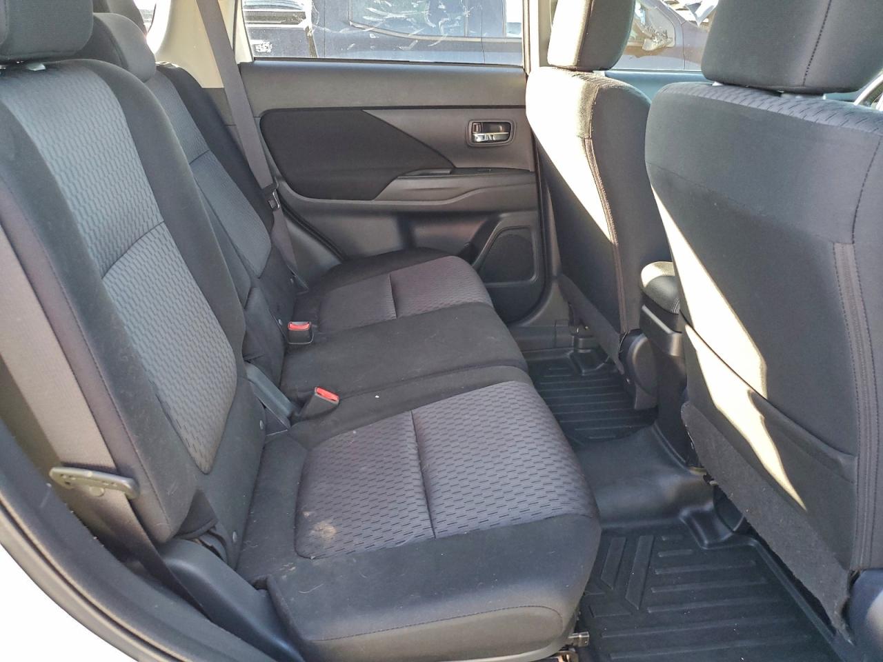 MITSUBISHI OUTLANDER SE