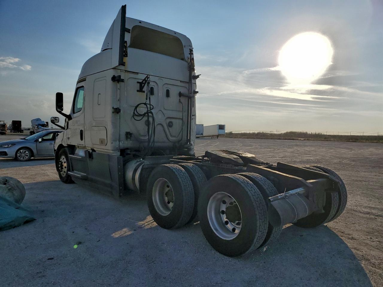 Lot #3317831240 2019 FREIGHTLINER CASCADIA 1