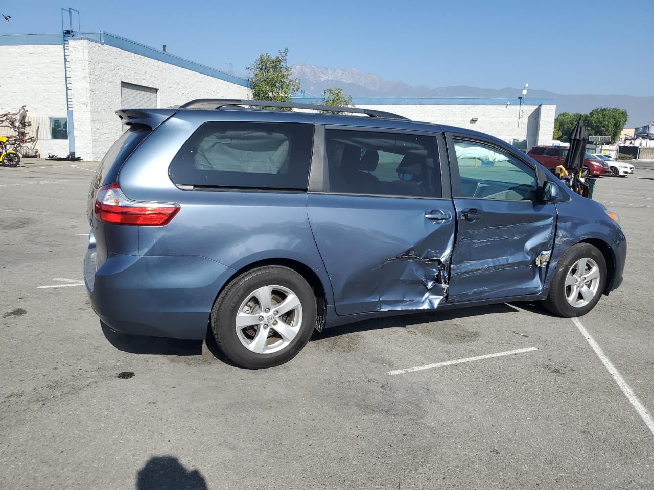 Lot #3304889536 2017 TOYOTA SIENNA LE