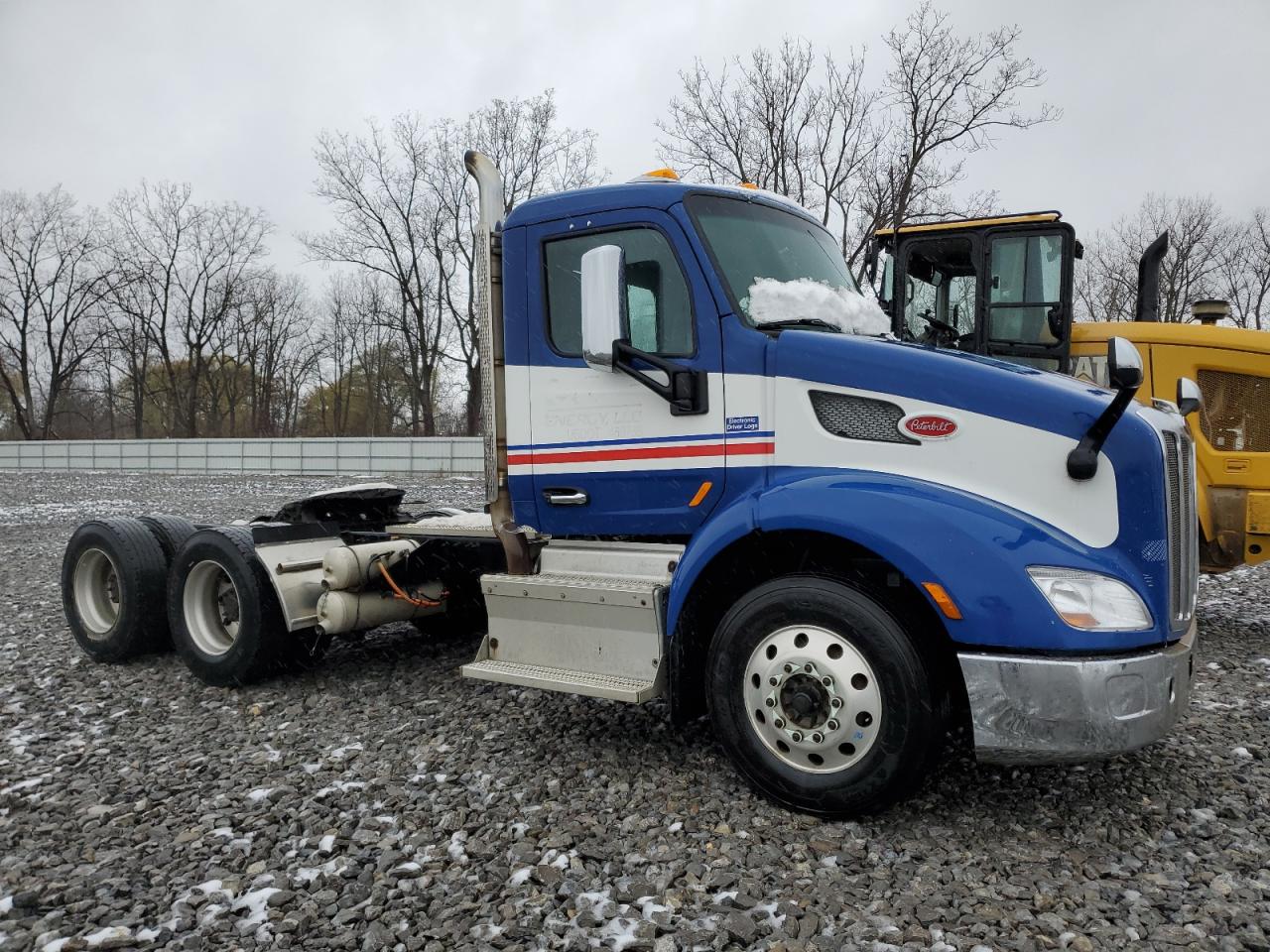 Lot #3287411364 2017 PETERBILT 579