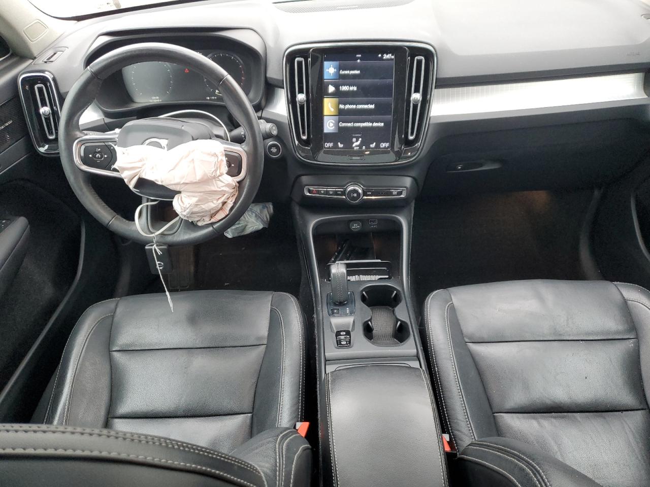 VOLVO XC40 T5 MOMENTUM