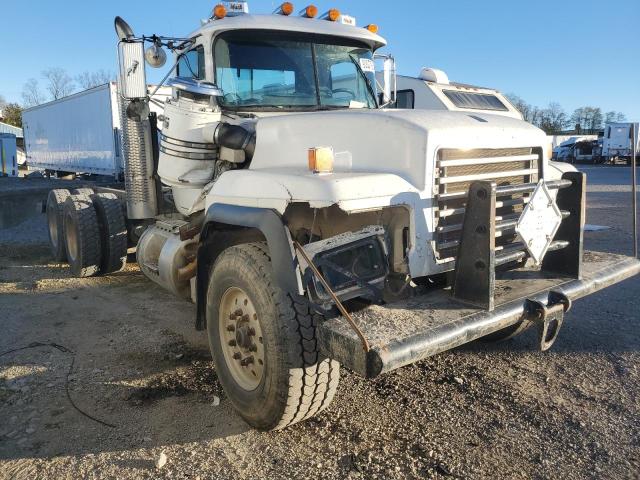 Global Auto Auctions: 1999 MACK 600 RD600
