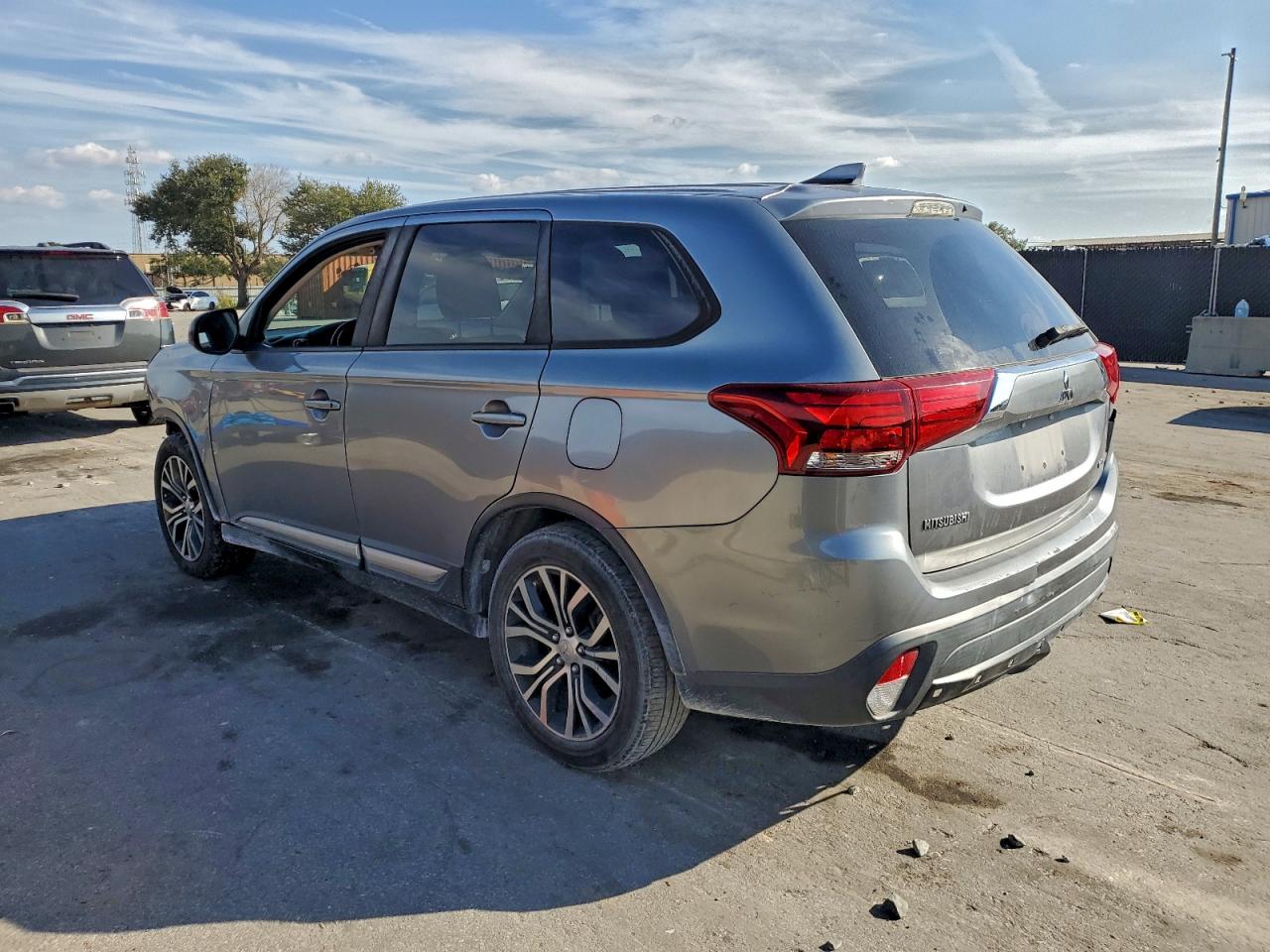 MITSUBISHI OUTLANDER ES