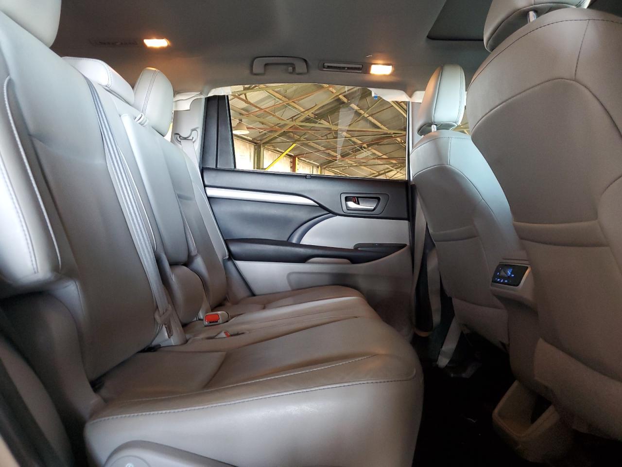 TOYOTA HIGHLANDER SE