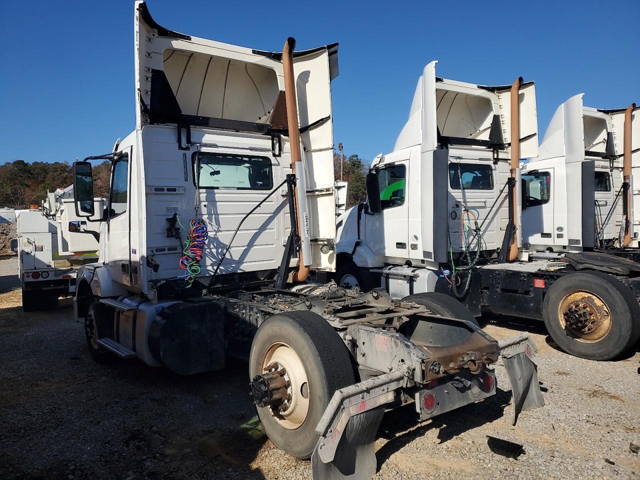 Lot #3297130511 2015 VOLVO VN VNL