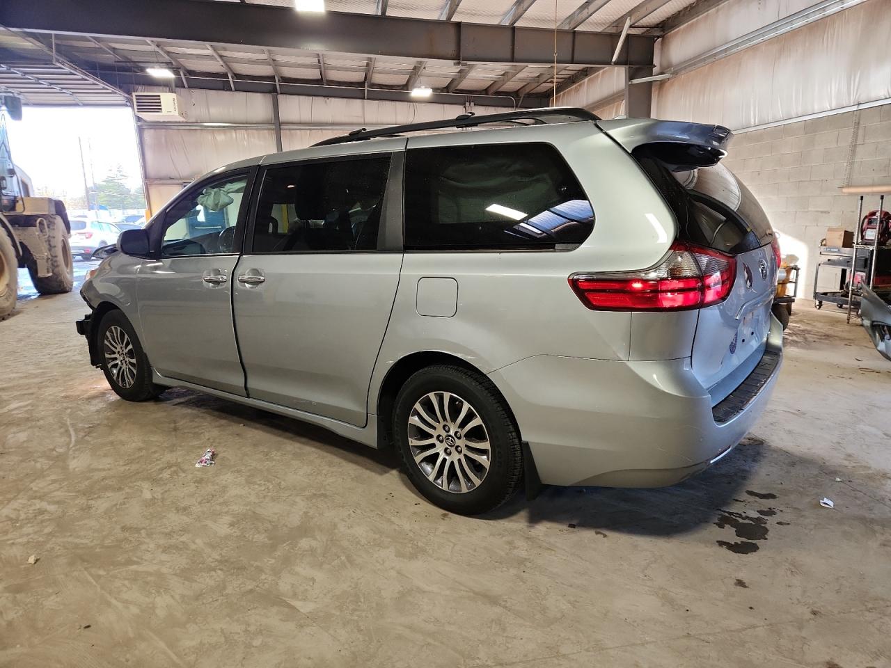 TOYOTA SIENNA XLE