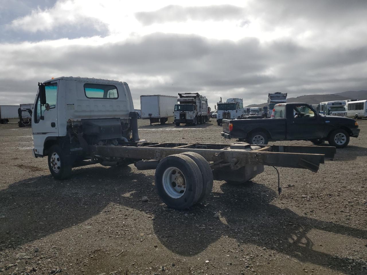 Lot #3284150534 2006 ISUZU NPR