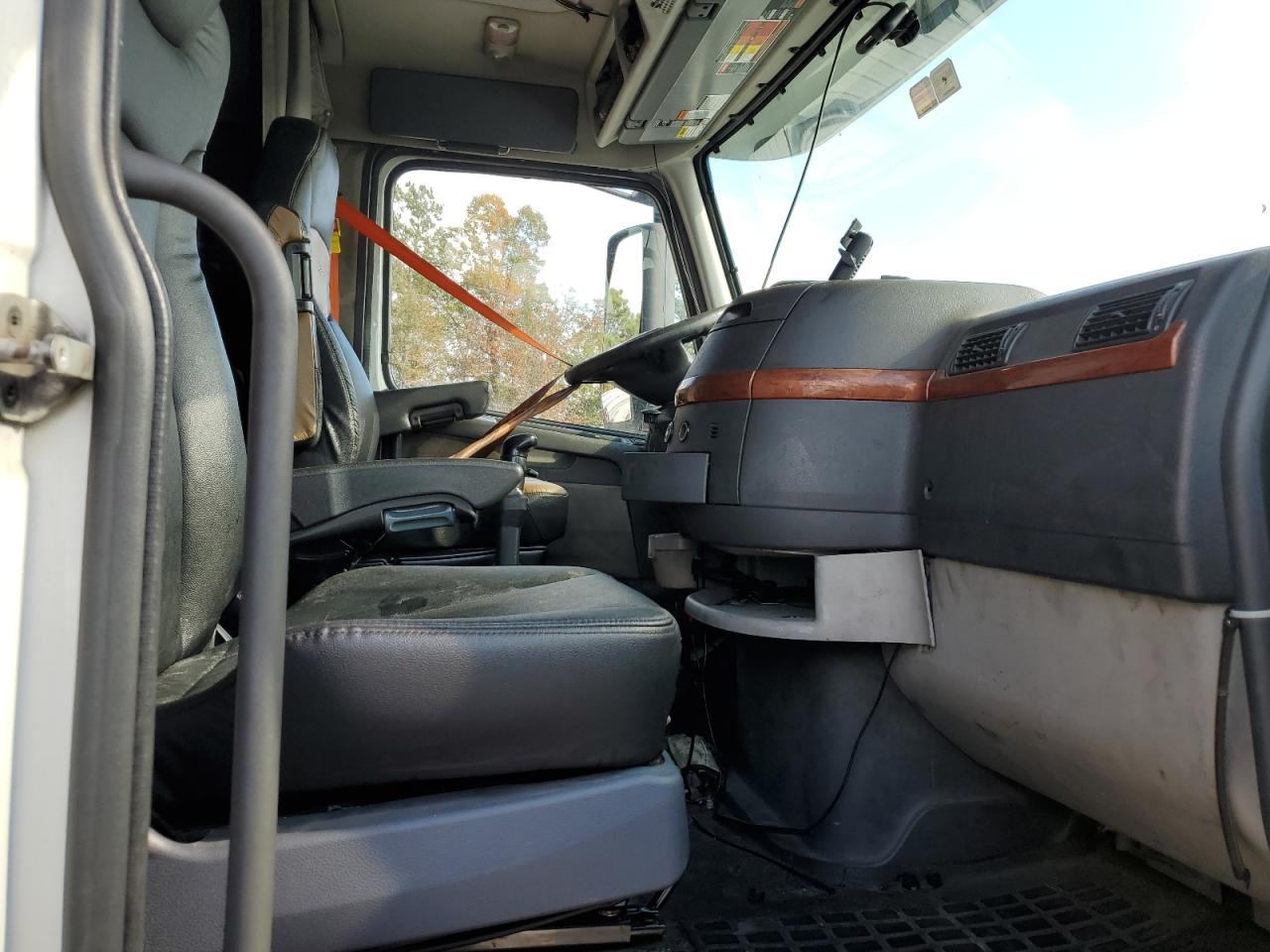 Lot #3282402262 2012 VOLVO VN VNL