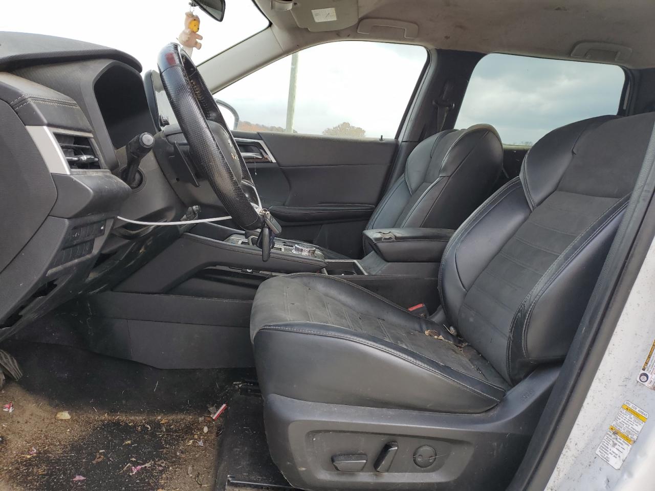 MITSUBISHI OUTLANDER SE