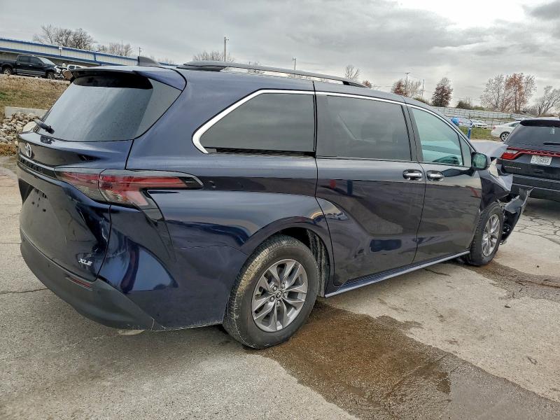 2025 TOYOTA SIENNA XLE #3304512437