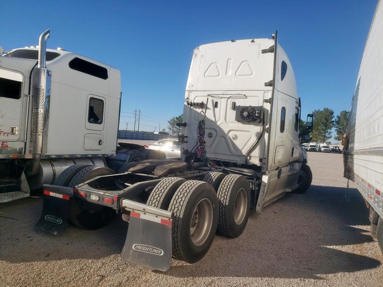 Lot #3301618639 2022 FREIGHTLINER CASCADIA 1