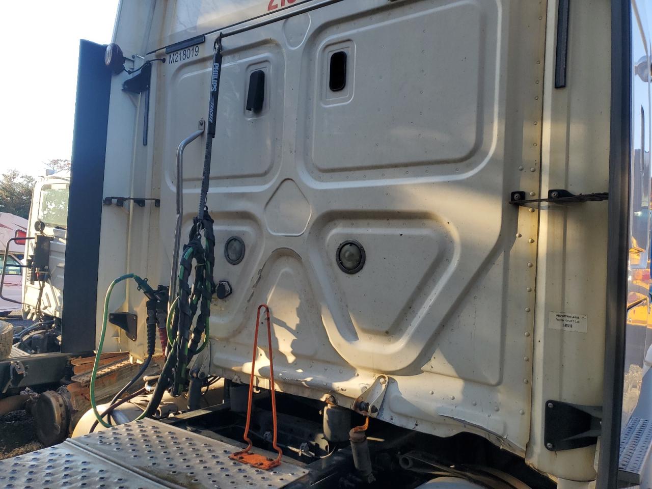 Lot #3291175957 2019 FREIGHTLINER CASCADIA 1