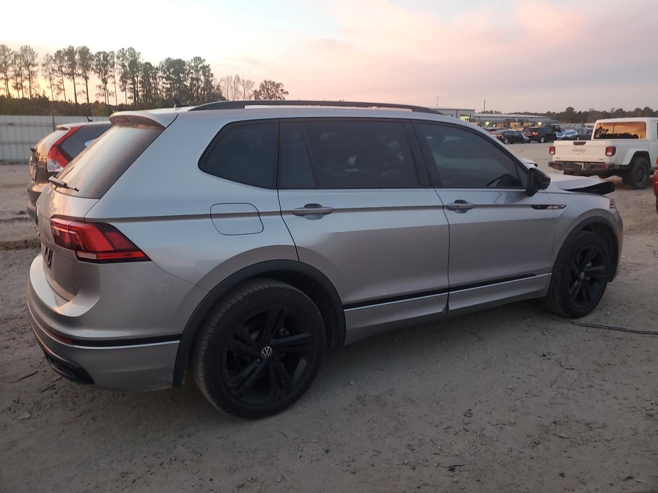 VOLKSWAGEN TIGUAN SE R-LINE BLACK