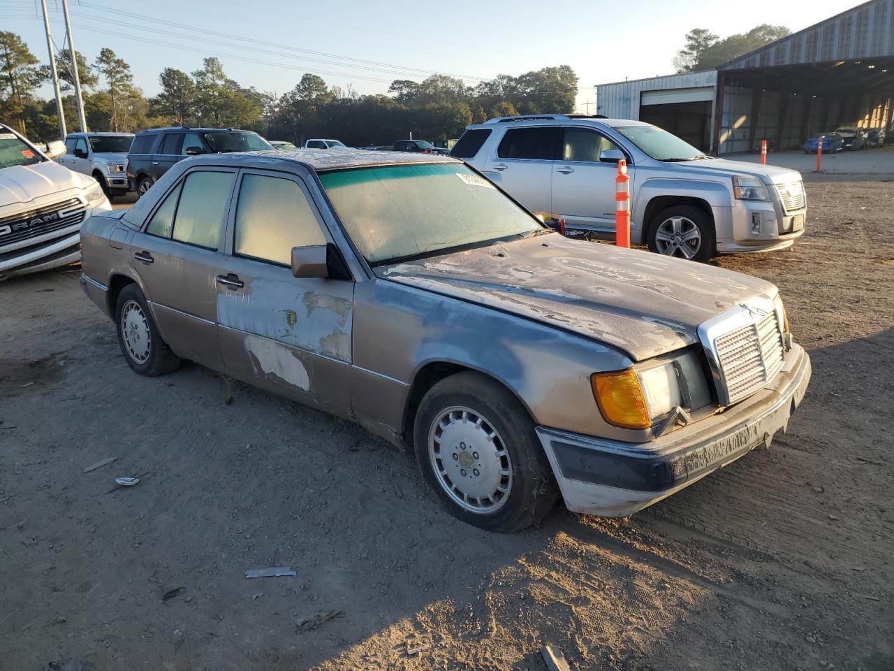Lot #3281732887 1990 MERCEDES-BENZ 300 E
