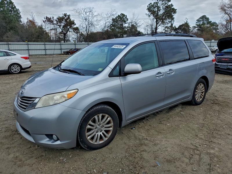 2011 TOYOTA SIENNA XLE #3308473281