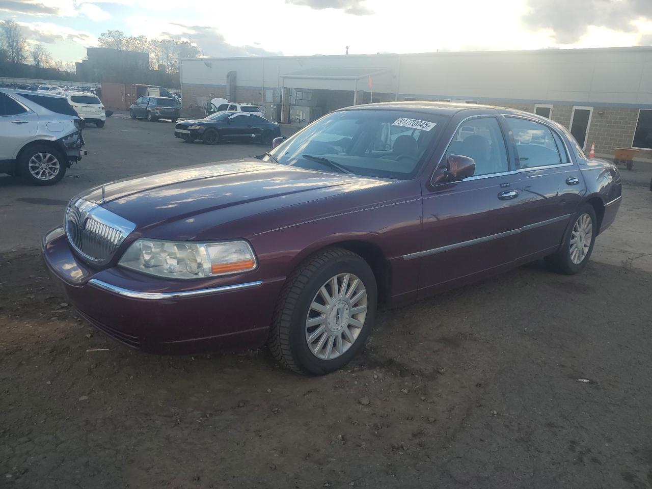 Lot #3296225422 2004 LINCOLN TOWN CAR E