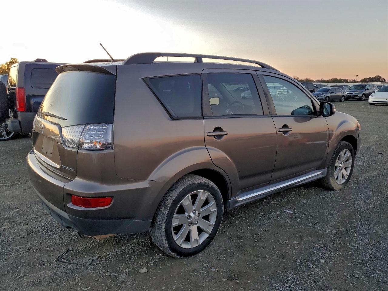 MITSUBISHI OUTLANDER SE