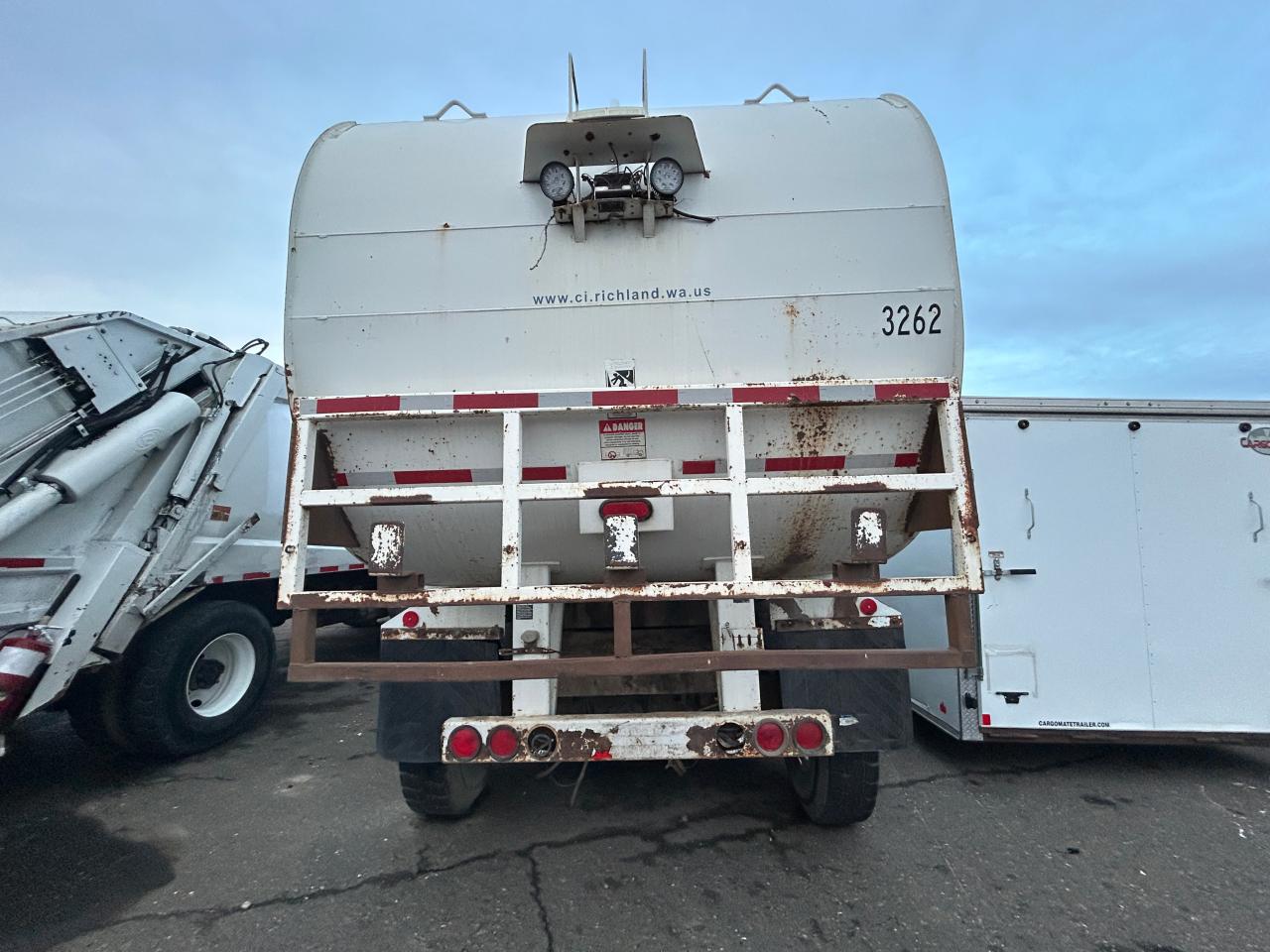 Lot #3286540158 2003 PETERBILT TRACTOR 320