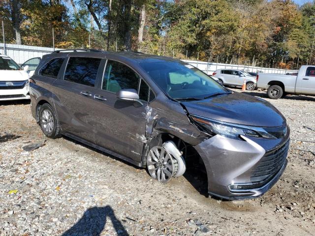 2021 TOYOTA SIENNA XLE #3287592060
