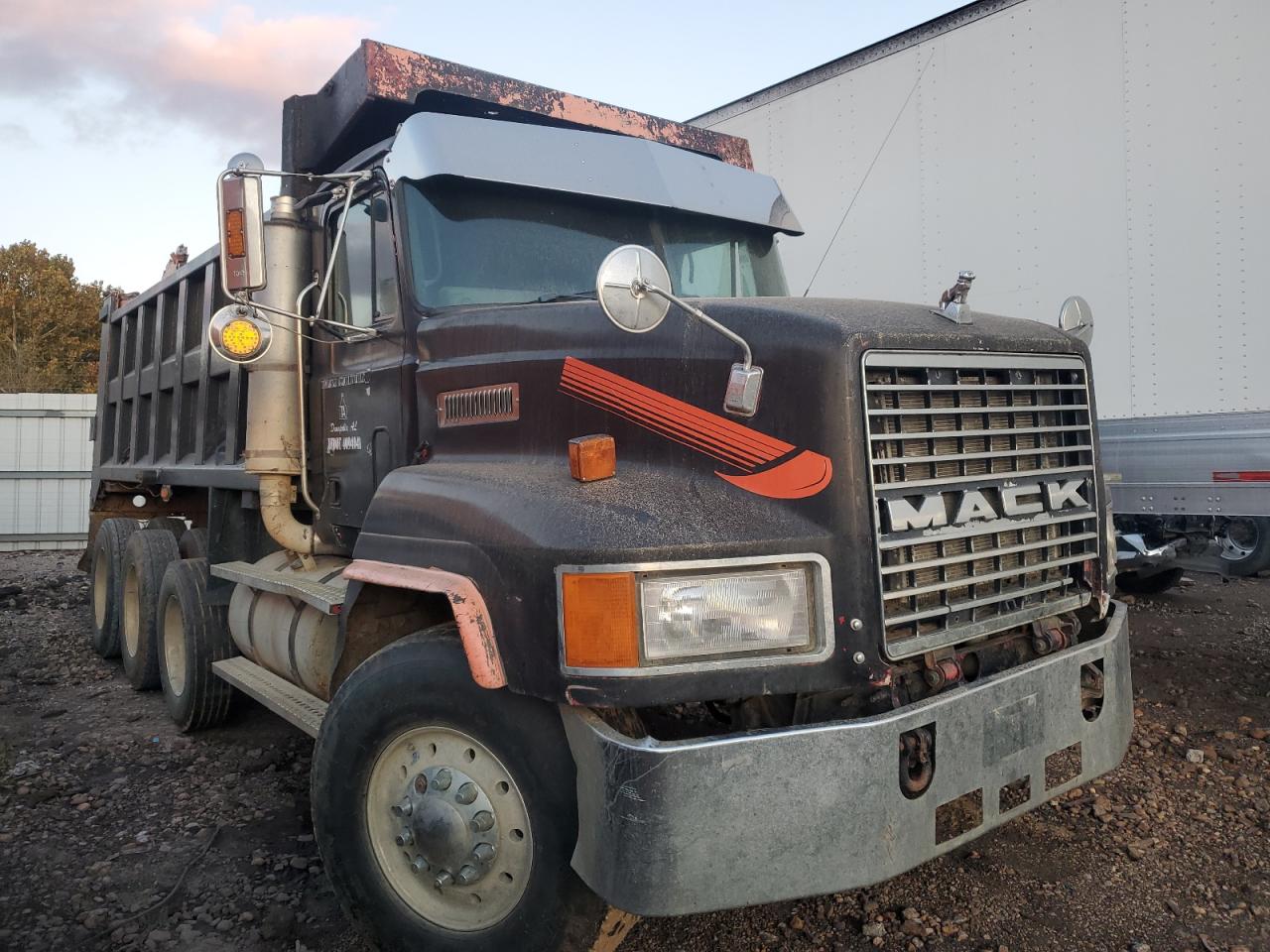 Lot #3286579157 1994 MACK CH613 MAXI