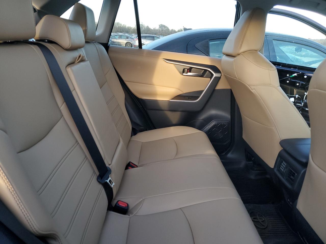 TOYOTA RAV4 XLE PREMIUM