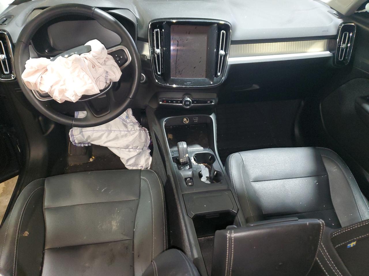 VOLVO XC40 T4 MOMENTUM