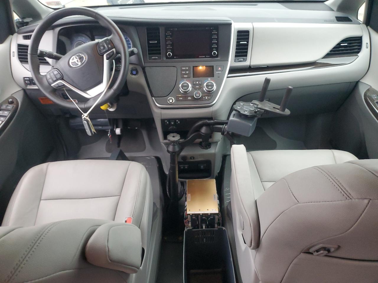 TOYOTA SIENNA XLE