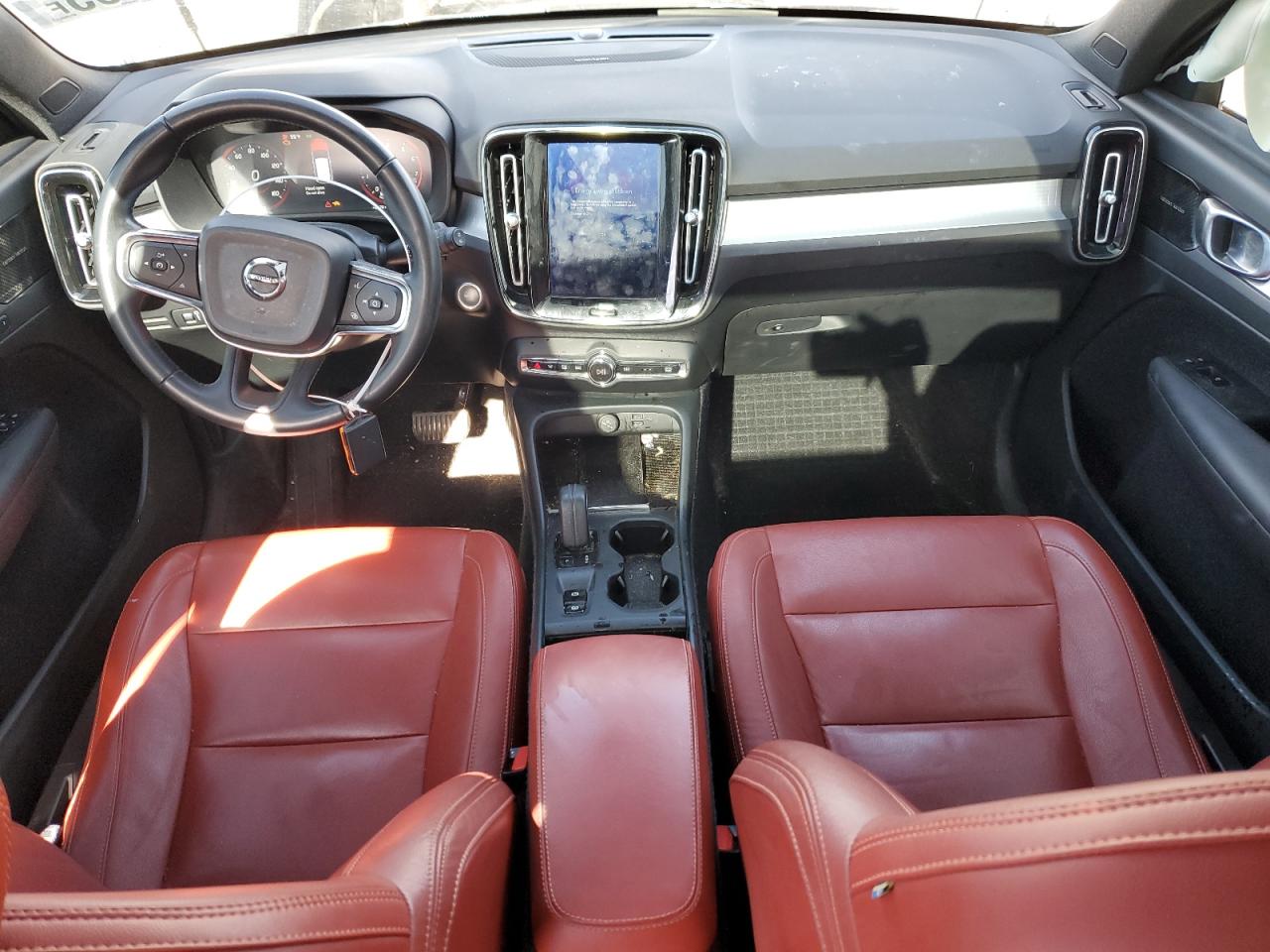 VOLVO XC40 T5 MOMENTUM