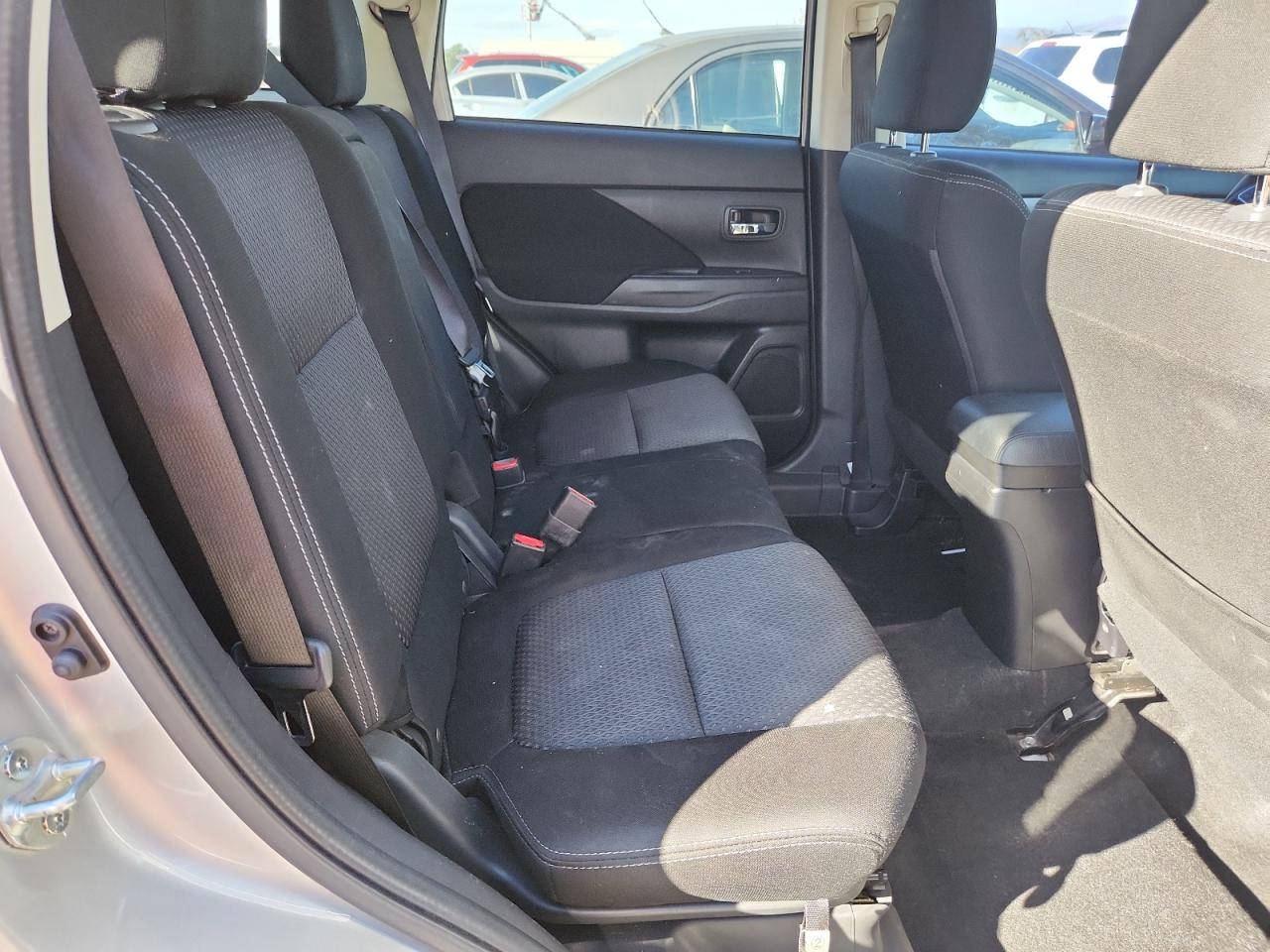 MITSUBISHI OUTLANDER SE