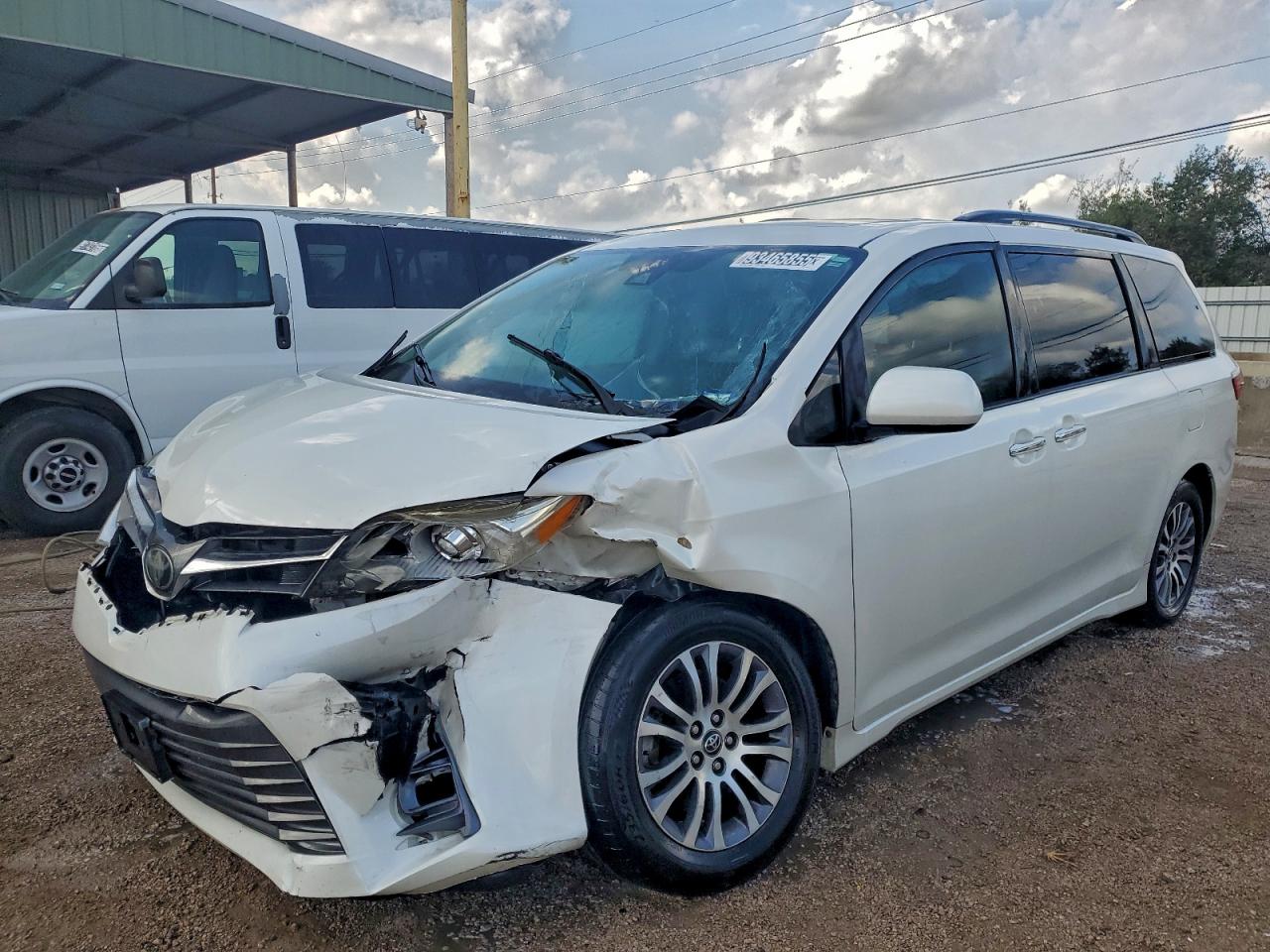 Lot #3304635947 2018 TOYOTA SIENNA XLE