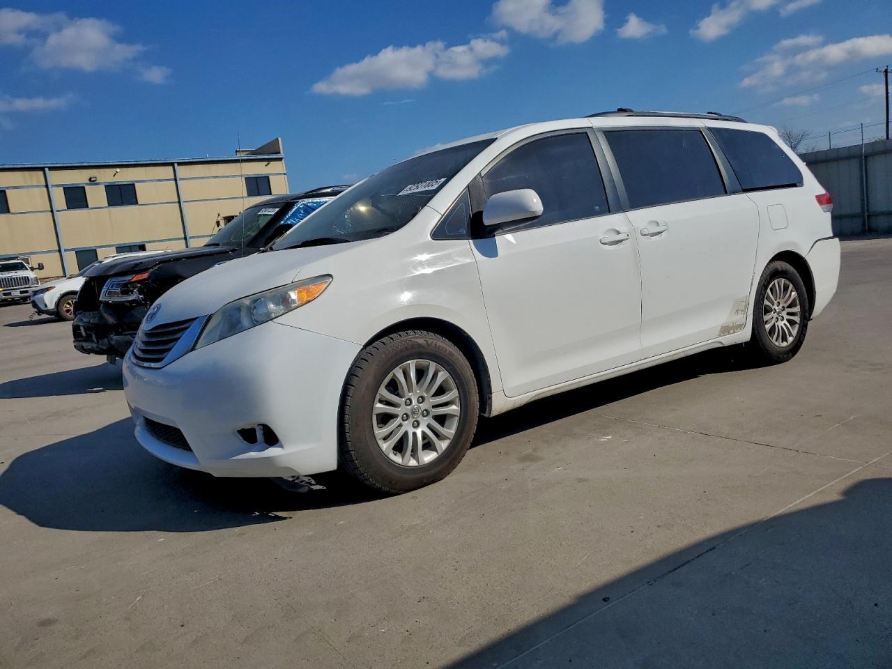 TOYOTA SIENNA XLE