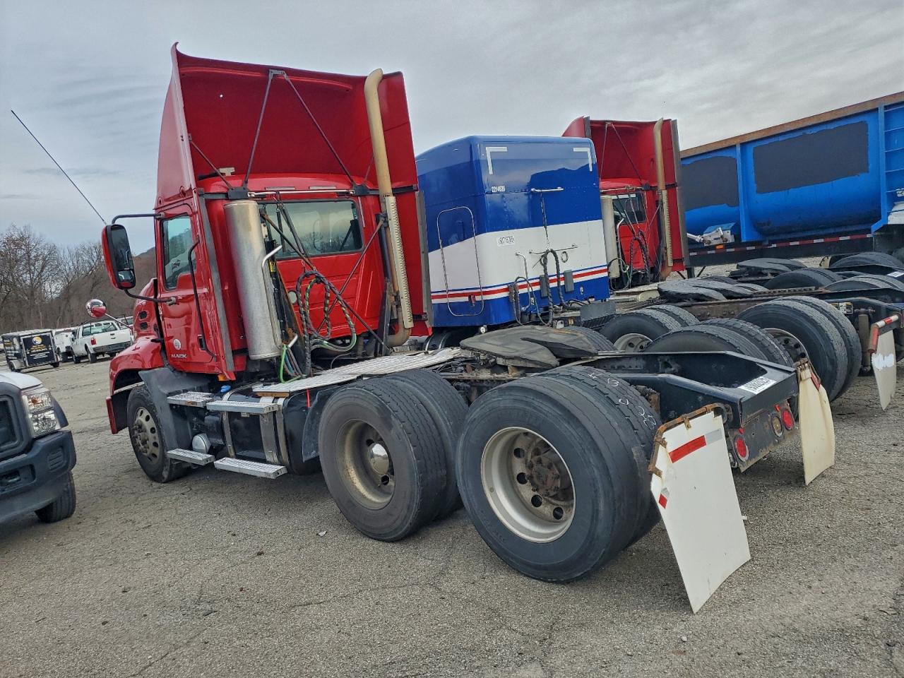 Lot #3296892819 2017 MACK CXU613