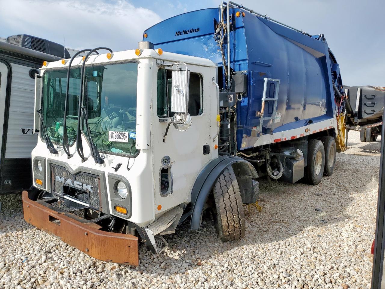 Lot #3298000056 2017 MACK 600 MRU600